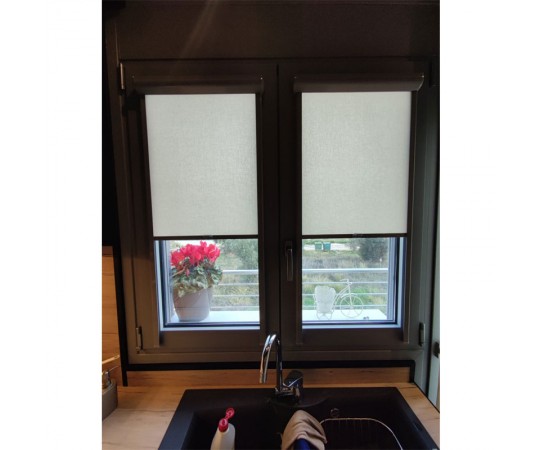 ΡΟΛΕΡ ΣΤΟ ΠΑΡΑΘΥΡΟ ΤΗΣ ΚΟΥΖΙΝΑΣ